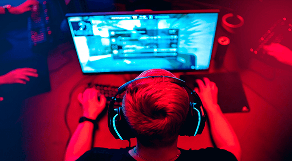 Imagen del botón: Guía del Monitor - Gamer de espalda mirando monitor con juegos en pantalla