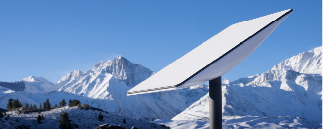 Fotografía de antena de starlink en un fondo de montañas nevadas
