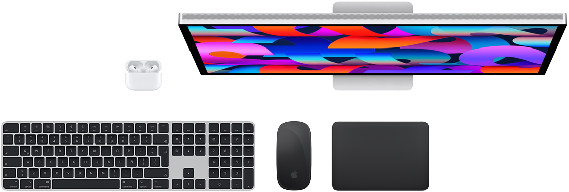 Vista desde arriba de accesorios para el Mac: Studio Display, AirPods, Magic Keyboard, Magic Mouse y Magic Trackpad